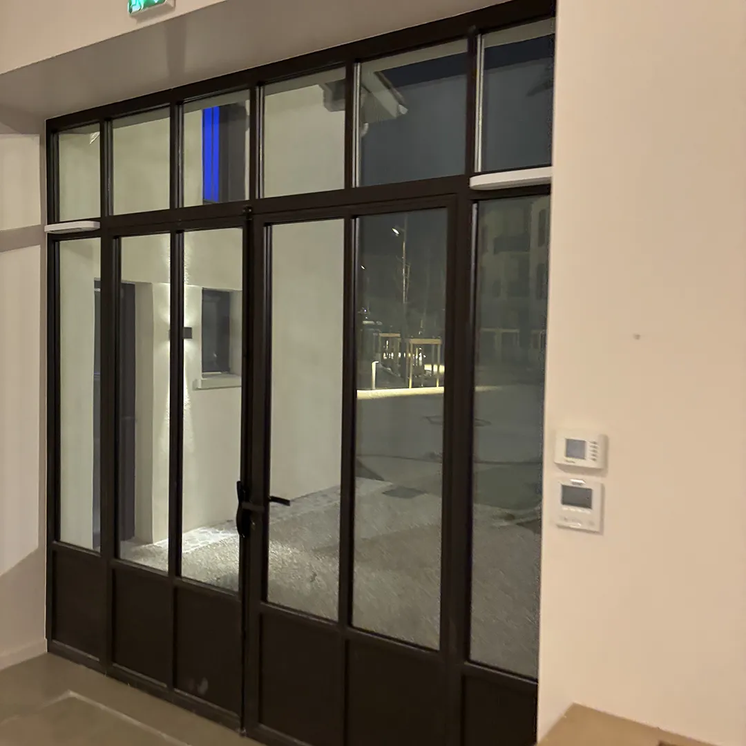 Châssis métallique pour vitrine