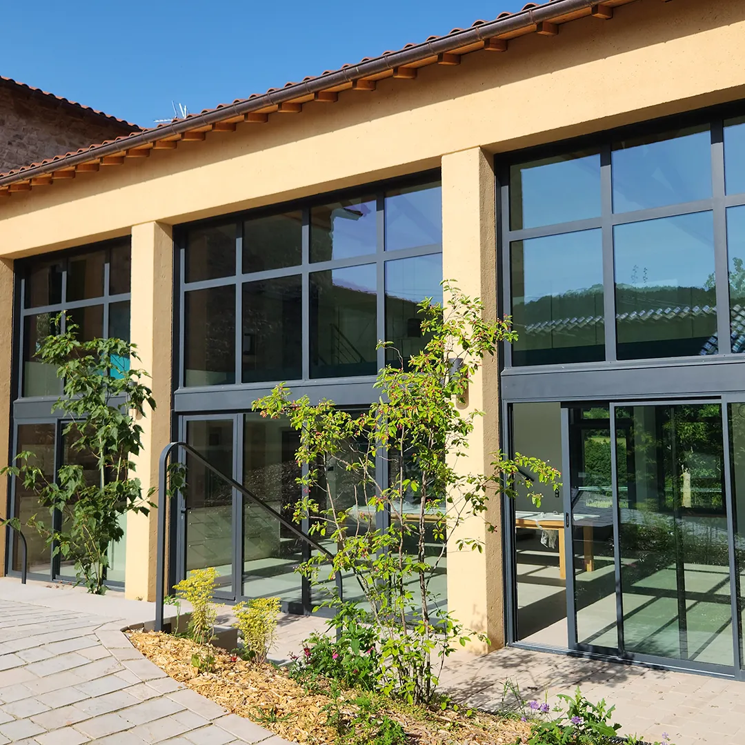 Vitrages extérieurs, châssis métalliques pour vitrine