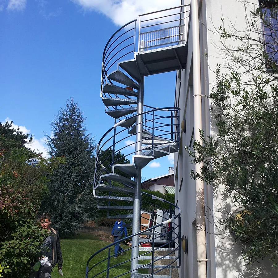 Escalier en métal extérieur pour une entreprise