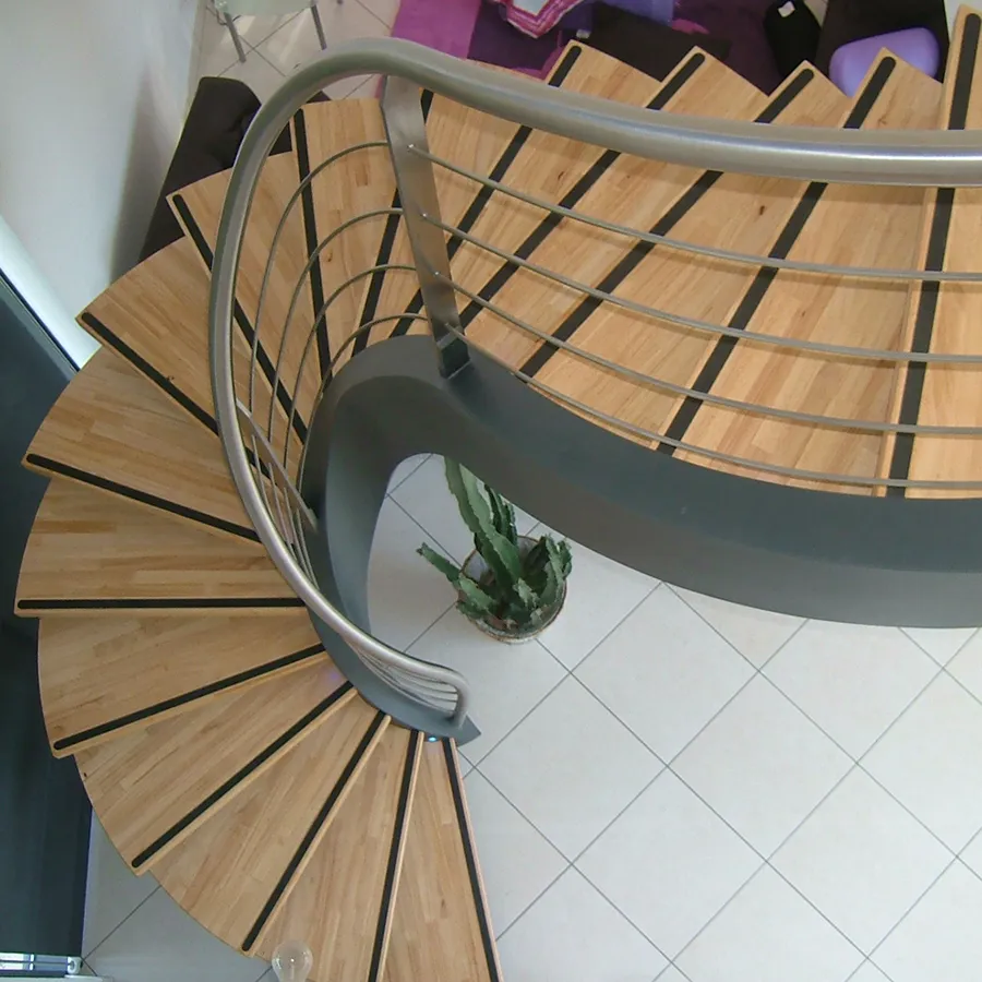 Escalier en métal et bois pour une entreprise en région Rhône-Alpes