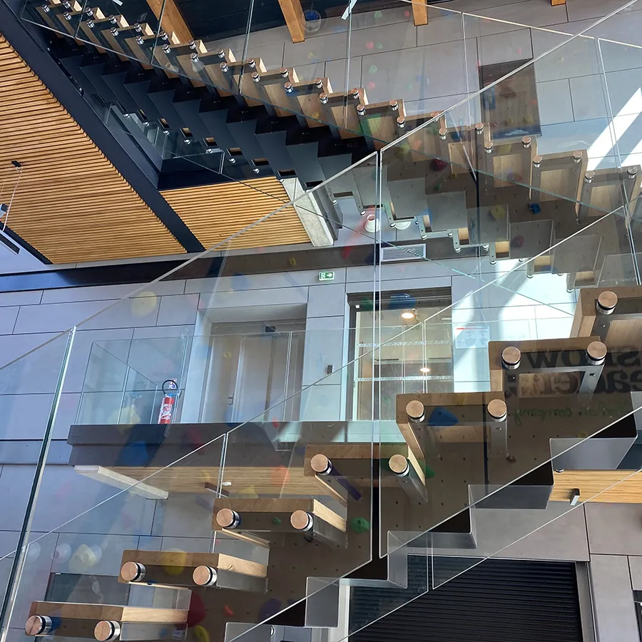 Escalier en métal et bois avec garde-corps en verre pour une entreprise