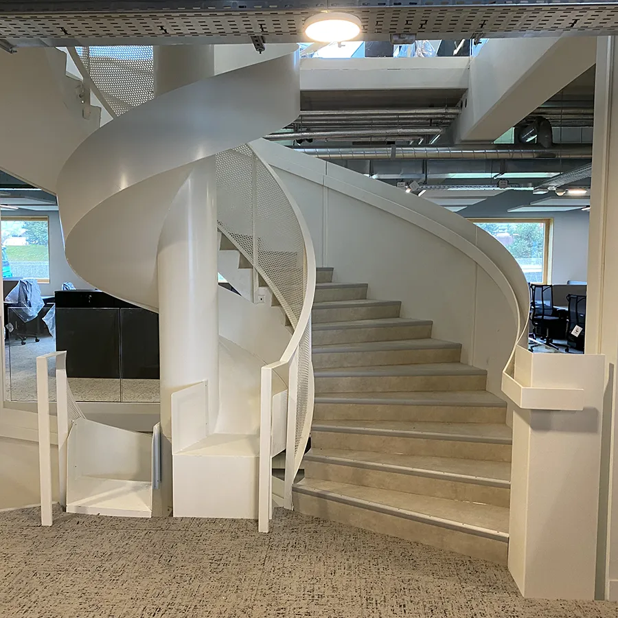 Escalier en métal finition peinture epoxy blanc pour une entreprise