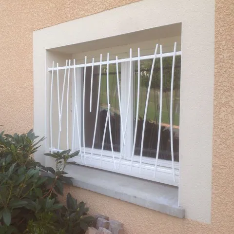 Grille de défense avec finition peinture epoxy blanc pour maison de particuliers