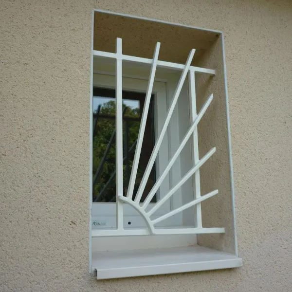 Grille de défense avec finition peinture epoxy blanc motif géométrique dans le Rhône