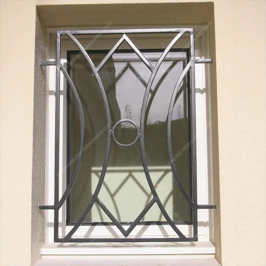 Grille de défense métallique avec motifs géométriques pour maison individuelle
