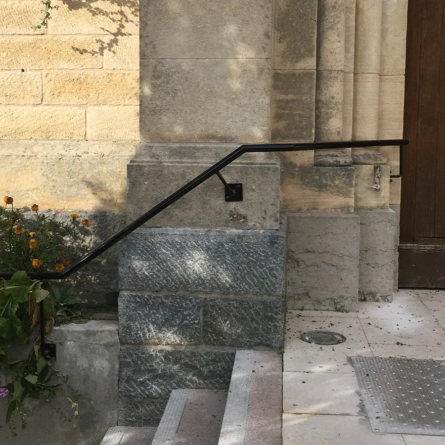 Main courante métallique pour escalier extérieur dans le rhône