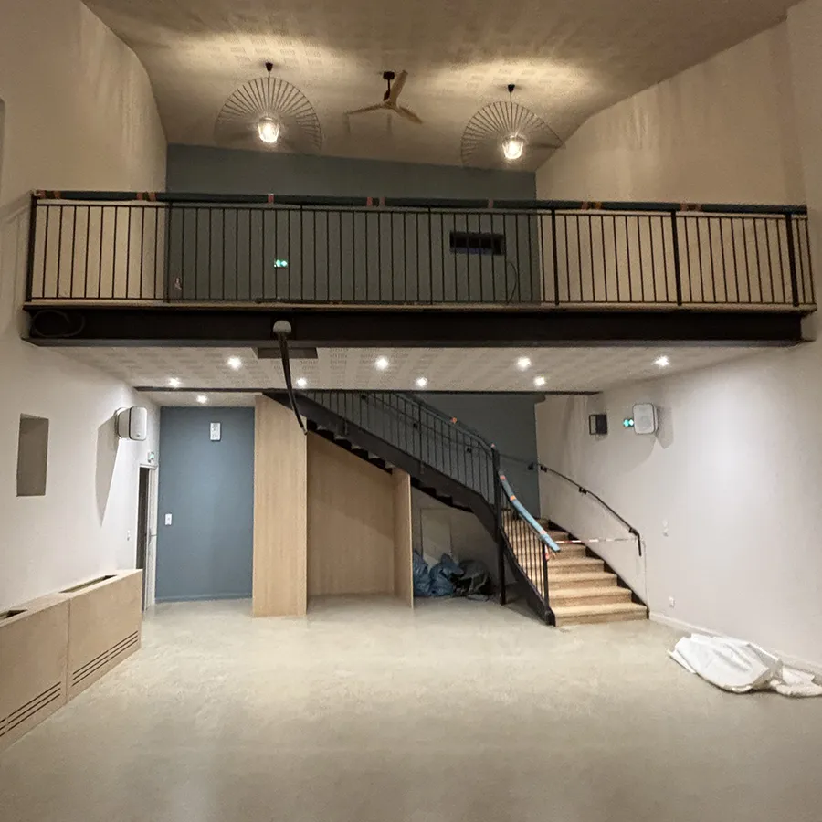 Mezzanine avec garde-corps métallique dans le Rhône
