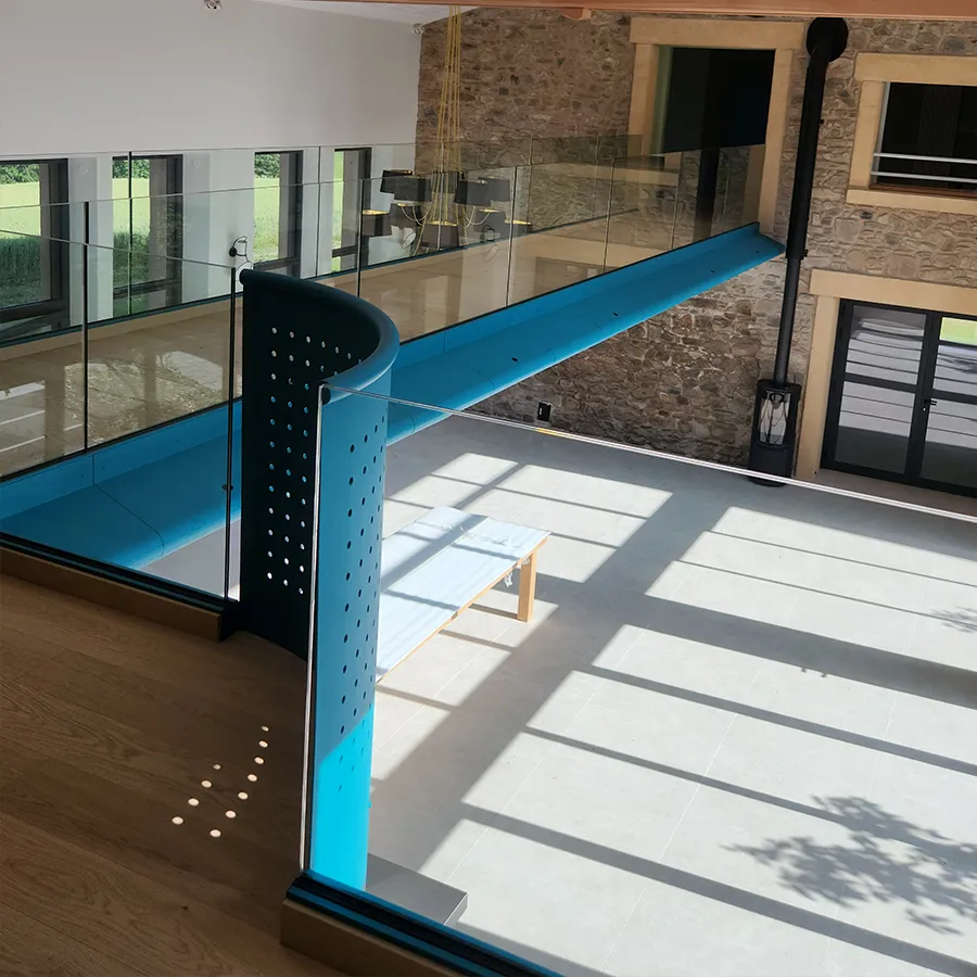 Passerelle en métal avec garde-corps en verre