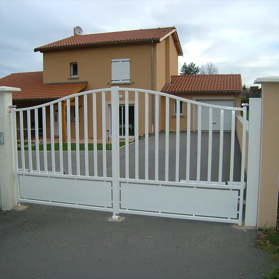 Pose de portail en métal dans le Rhône pour maison individuelle
